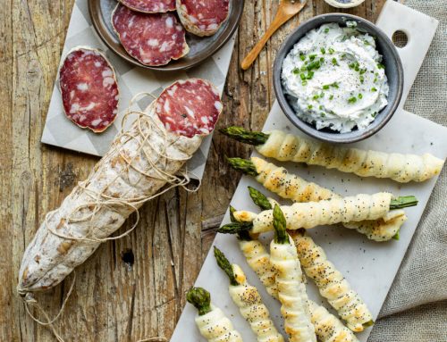 Asparagi in sfoglia, serviti con salame di Varzi DOP e mascarpone alle erbe aromatiche